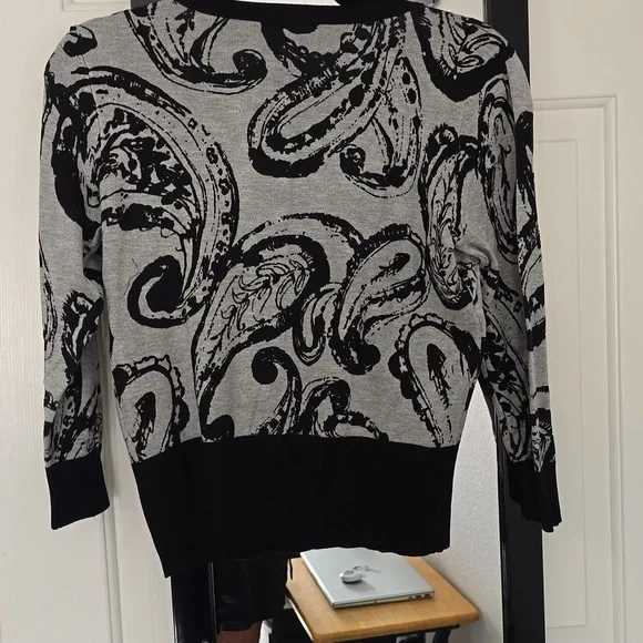 Premise Black and Gray Paisley Women's Sweater Sz Med Nwt - Picture 5 of 5